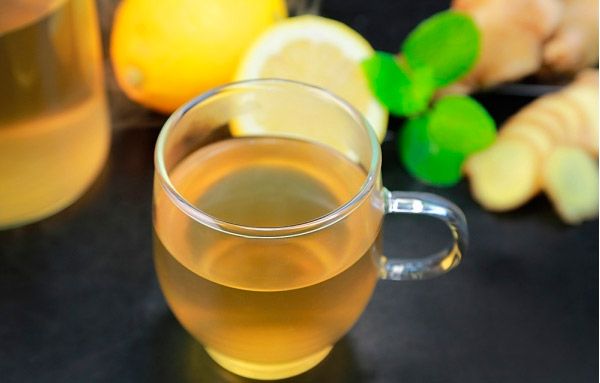 Το τσάι με τζίντζερ και λεμόνι εξασθενεί